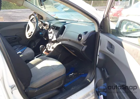 2015 Chevrolet Sonic Ls Auto z USA, uszkodzony, nr VIN 1G1JA6SG8F4131976